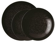 Draufsicht auf ein dreiteiliges, schwarzes Tellerset mit marmorierter Oberfläche.