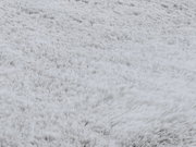 Nahaufnahme eines weißen Fellteppichs aus der Vogelperspektive