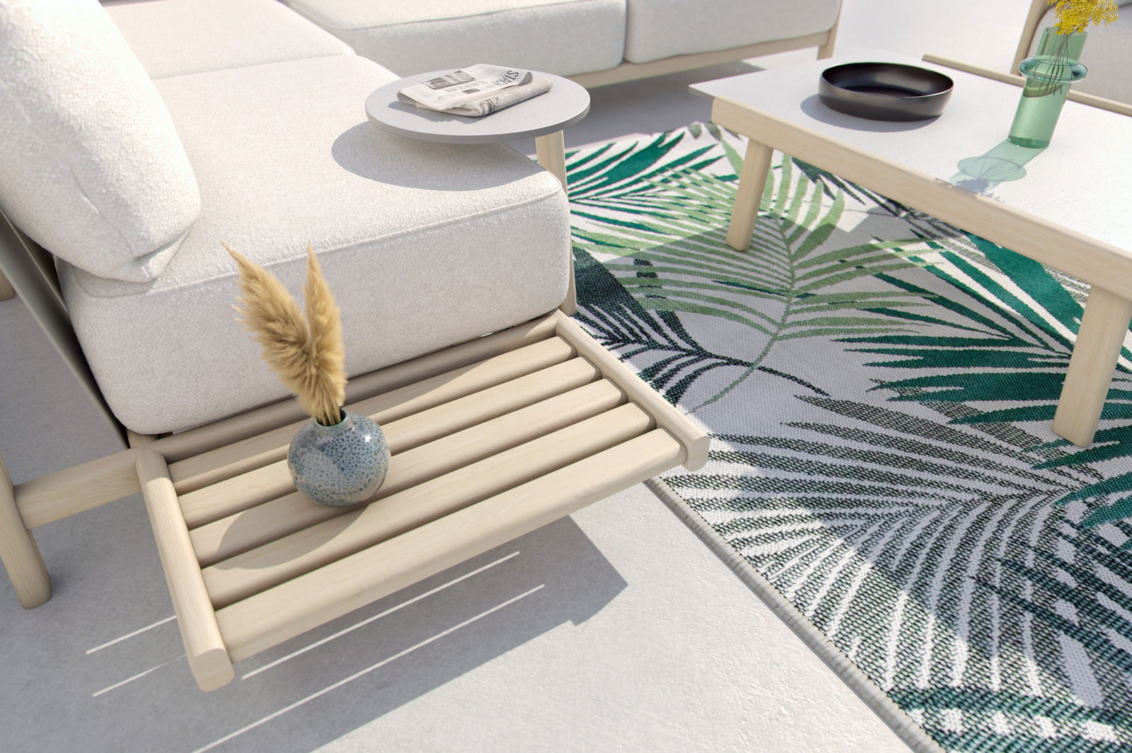 Loungeeckgarnitur mit hellem Holzgestell und weißen Polstern, seitliche Perspektive. Dekoriert mit einem kleinen Tisch, einer Vase und einem Teppich mit Blattmuster.