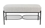 Sitzbank mit grauem Polster und schwarzem Metallgestell, frontal fotografiert