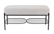 Sitzbank mit grauem Polster und schwarzem Metallgestell, frontal fotografiert
