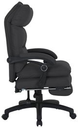 Seitliche Ansicht eines schwarzen Chefsessels mit gepolsterten Armlehnen und verstellbarer Rückenlehne.