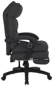 Seitliche Ansicht eines schwarzen Chefsessels mit gepolsterten Armlehnen und verstellbarer Rückenlehne.