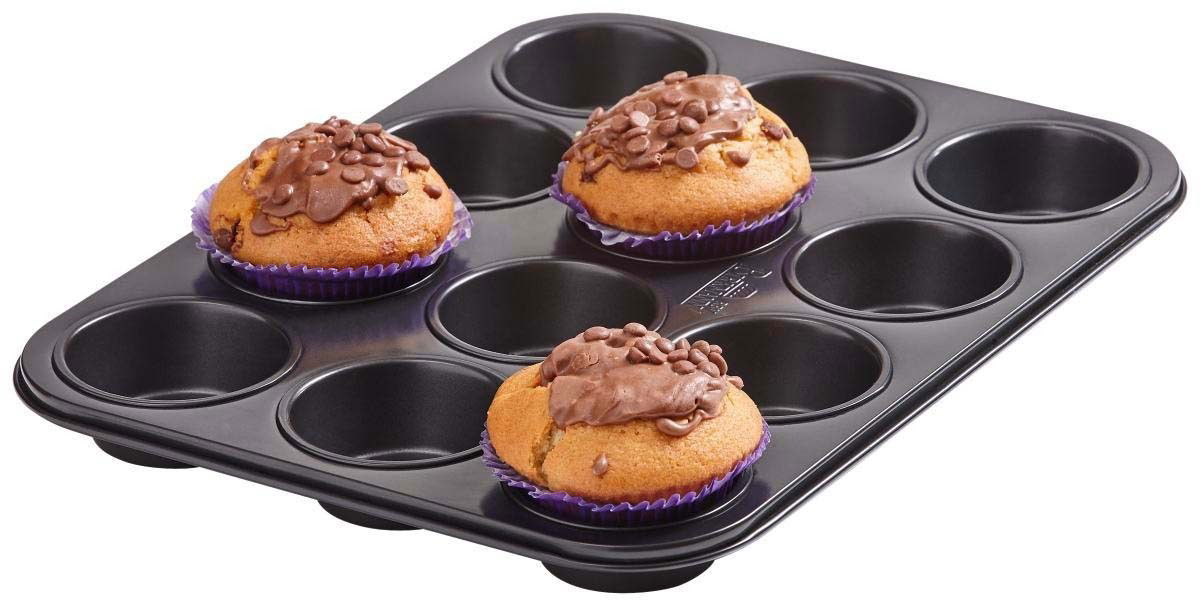 Birkmann Muffinblech Muffin-Blech mit 12 Vertiefungen, teilweise gefüllt mit Schokoladenmuffins, aus seitlicher Perspektive