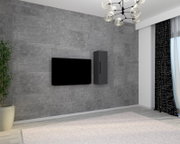 Modernes Wohnzimmer mit grauer Betonwand, wandmontiertem schwarzen Flachbild-TV und schlankem schwarzem Wandschrank, Ansicht frontal mit leichter Perspektive von links.