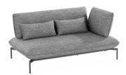 Graues Loungesofa für zwei Personen mit rechter Armlehne, zwei Rückenkissen und Metallbeinen, seitliche Perspektive.