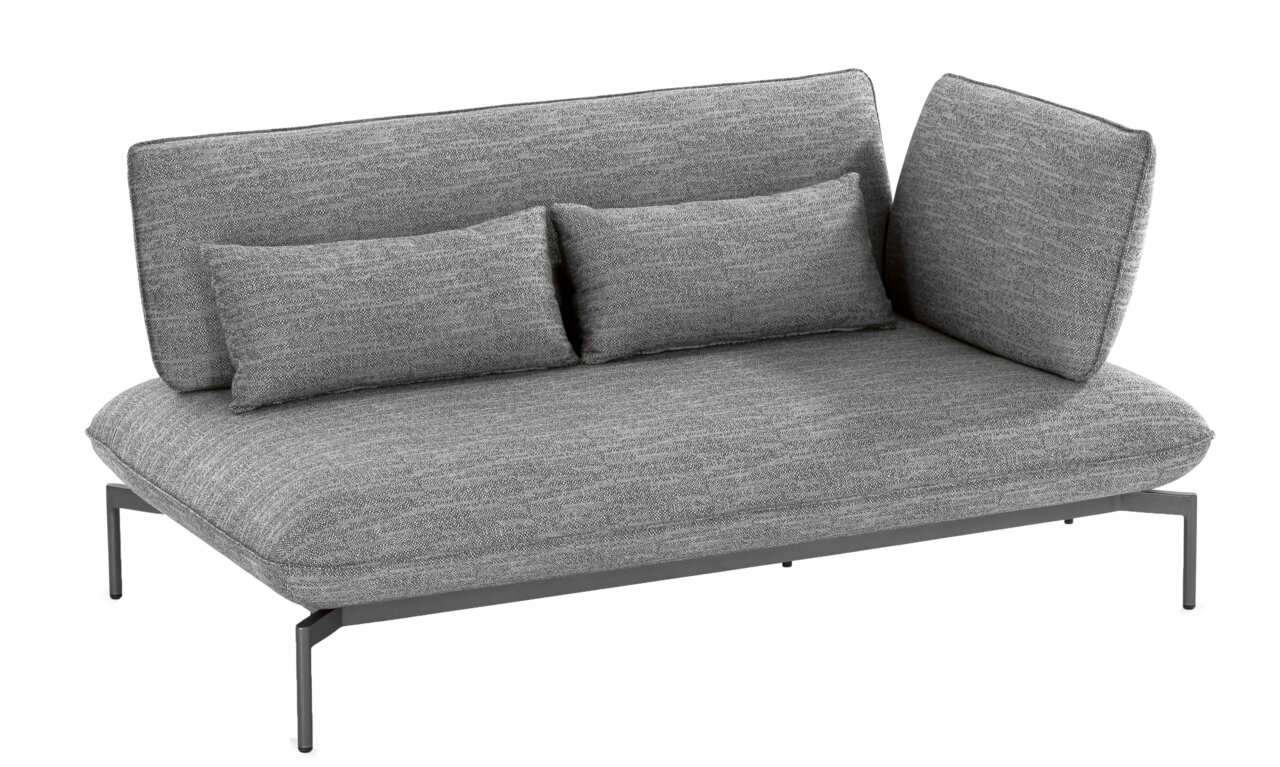Graues Loungesofa für zwei Personen mit rechter Armlehne, zwei Rückenkissen und Metallbeinen, seitliche Perspektive.