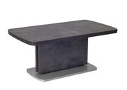 Moderne salontafel in donkere betonlook met rechthoekig tafelblad en stevige middenpoot, gezien vanaf de zijkant.