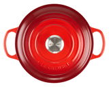 Roter runder Bräter von oben mit zwei Griffen und Edelstahlknauf, Marke Le Creuset