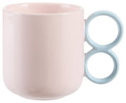 Roze koffiemok met een uniek dubbel oor in lichtblauw, zijaanzicht