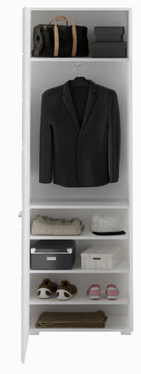 Garderobenschrank mit geöffneter Tür, gefüllt mit Kleidung, Schuhen und Accessoires, aus der Frontalperspektive.