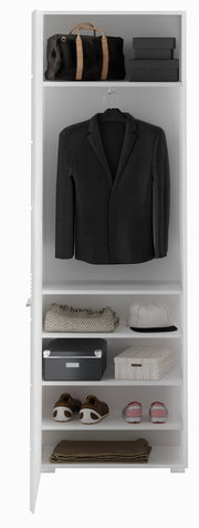 Garderobenschrank mit geöffneter Tür, gefüllt mit Kleidung, Schuhen und Accessoires, aus der Frontalperspektive.