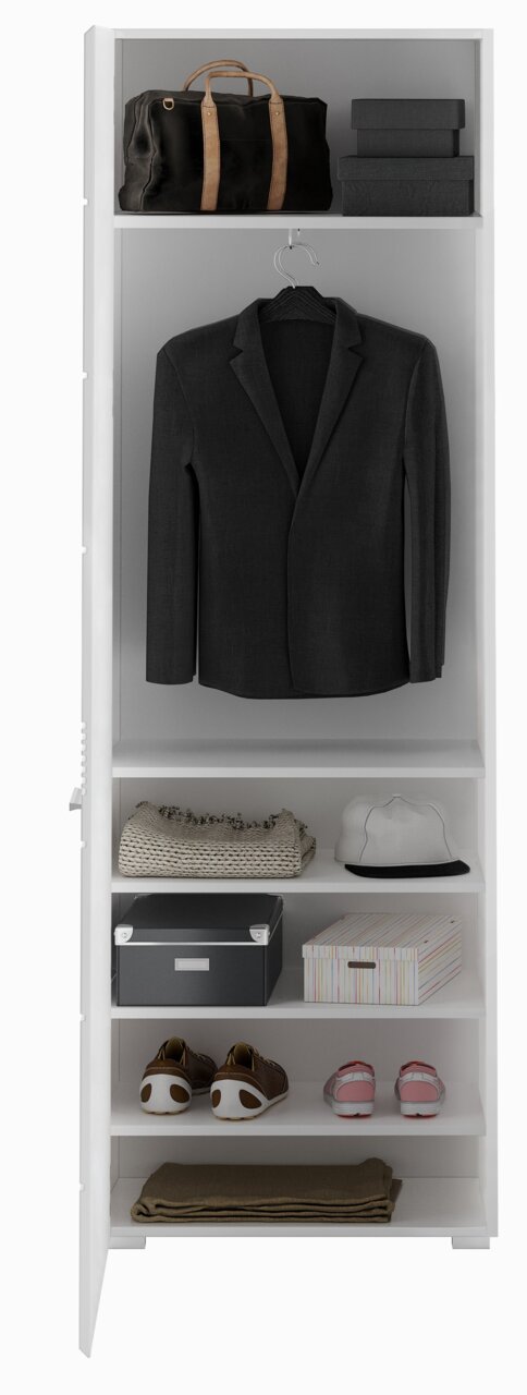 Garderobenschrank mit geöffneter Tür, gefüllt mit Kleidung, Schuhen und Accessoires, aus der Frontalperspektive.