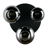 Moderne Deckenleuchte mit drei chromfarbenen Lampenschirmen, Ansicht von unten.