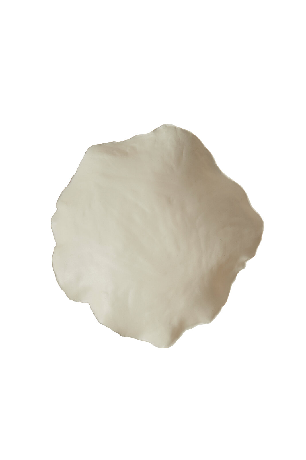 Ansicht von oben auf eine unregelmäßig geformte, weiße Schale mit organischem Design.