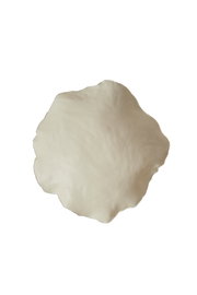 Ansicht von oben auf eine unregelmäßig geformte, weiße Schale mit organischem Design.