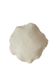 Ansicht von oben auf eine unregelmäßig geformte, weiße Schale mit organischem Design.