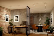 Moderne Loft-Interior mit weißer Schienenbeleuchtung an der Decke, schwarzer Glas-Raumteiler, Holz-Schreibtisch und Essbereich mit braunen Polsterstühlen; Perspektive: Weitwinkelaufnahme aus leicht erhöhter Augenhöhe schräg in den Raum