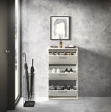 Moderner Schuhkipper mit drei Klappen, gefüllt mit Schuhen, in einem stilvollen Eingangsbereich, frontal betrachtet.