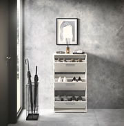 Moderner Schuhkipper mit drei Klappen, gefüllt mit Schuhen, in einem stilvollen Eingangsbereich, frontal betrachtet.