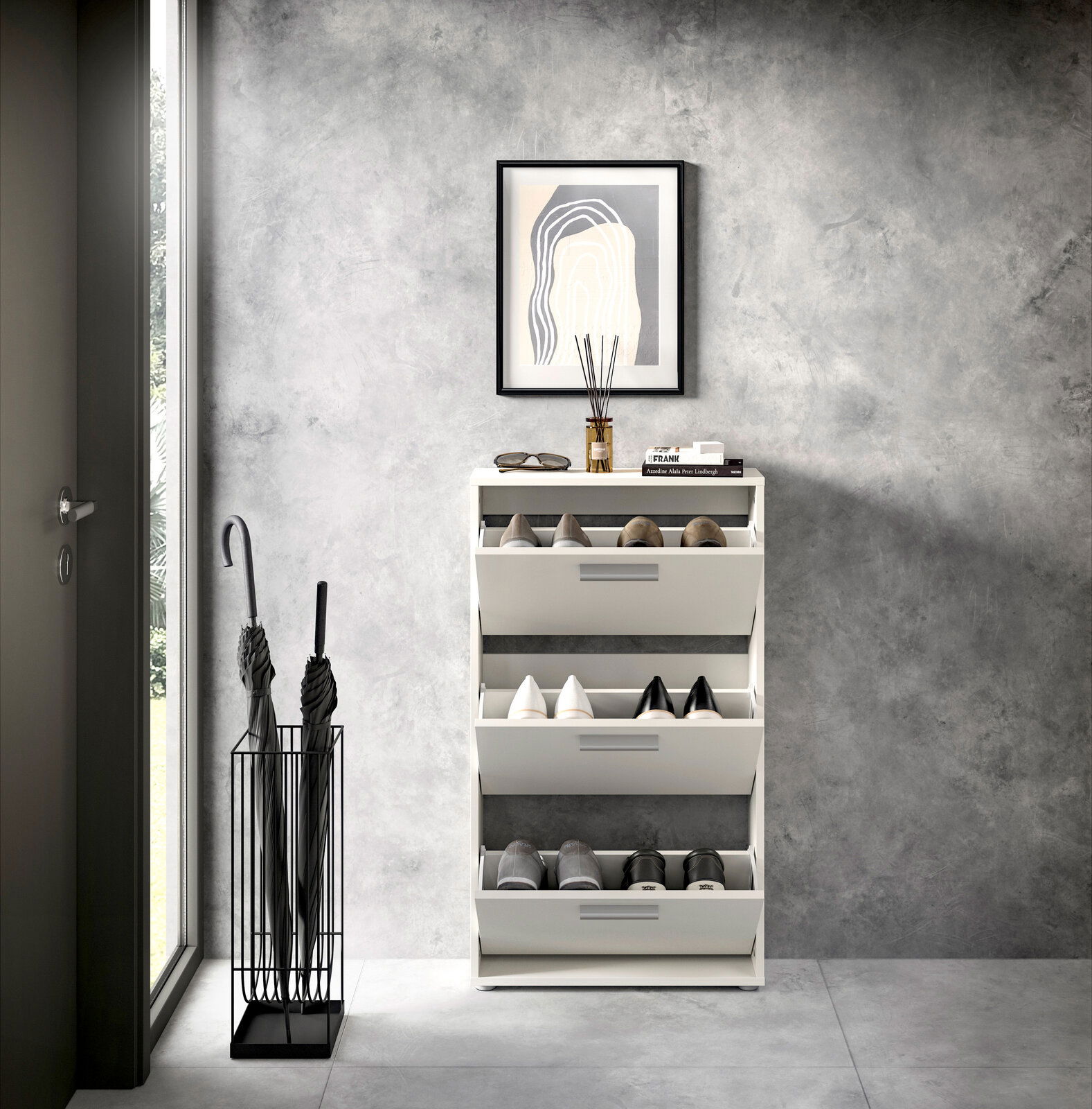 Moderner Schuhkipper mit drei Klappen, gefüllt mit Schuhen, in einem stilvollen Eingangsbereich, frontal betrachtet.