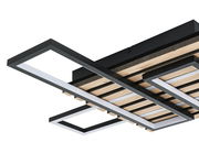 Moderne LED-Deckenleuchte mit rechteckigen Rahmen und Holzdetails, seitliche Perspektive