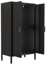 Schwarzer Metallschrank mit geöffnetem Flügeltür-Design auf hohen Beinen, leerer Innenraum sichtbar; Ansicht schräg von vorne (3/4-Perspektive)