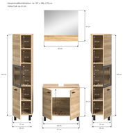 Badkombination aus Holz mit zwei hohen Schränken und einem Spiegel, frontal abgebildet. Die Schränke haben offene und geschlossene Fächer, der Spiegel ist rechteckig.