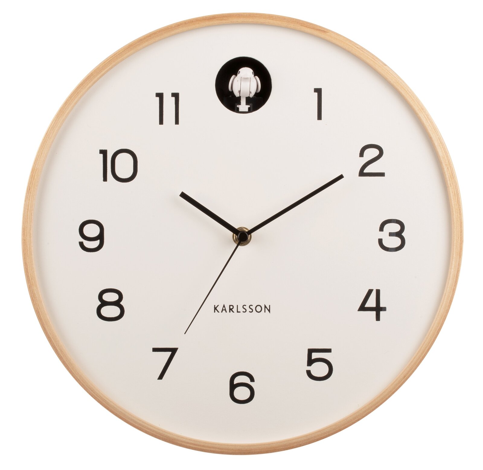 Runde Wanduhr mit hellem Holzrahmen und schwarzen Ziffern, frontal abgebildet.