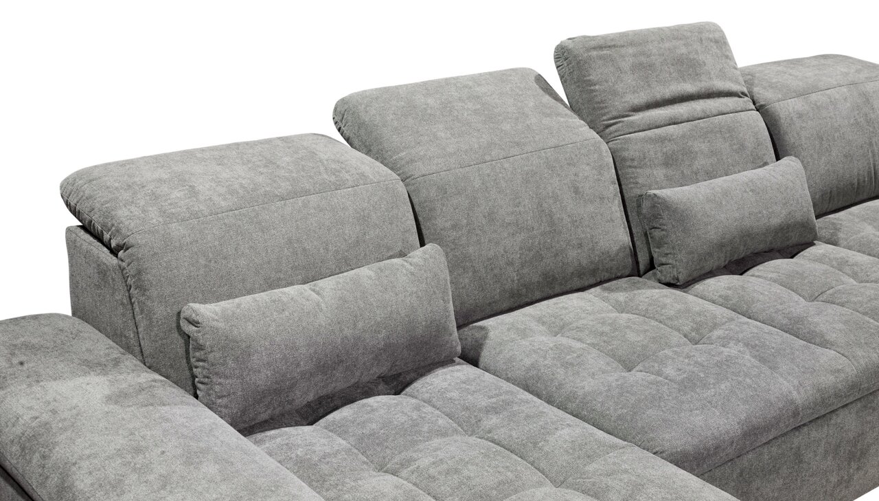 Graues Sofa mit verstellbaren Kopfstützen und Kissen, seitliche Perspektive