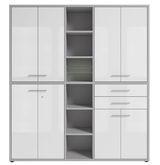 Hochglänzender weißer Aktenschrank mit mehreren Türen und offenen Regalfächern, Frontalansicht