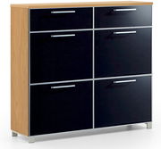 Moderner Schuhschrank mit schwarzer Front und Holzseiten, frontal betrachtet