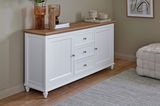 Weißes Sideboard mit Holzplatte, zwei Türen und drei Schubladen, seitliche Perspektive