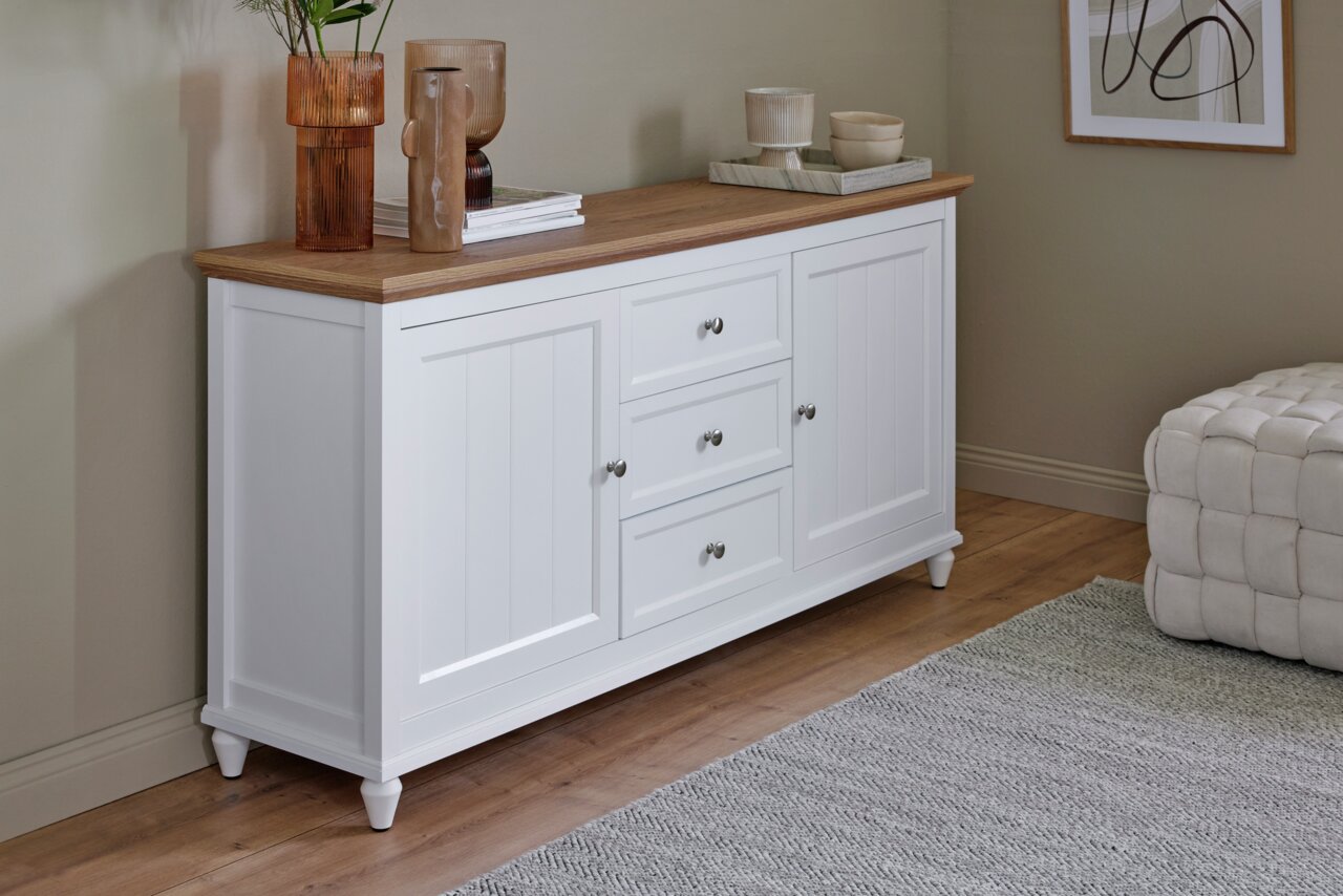 Weißes Sideboard mit Holzplatte, zwei Türen und drei Schubladen, seitliche Perspektive