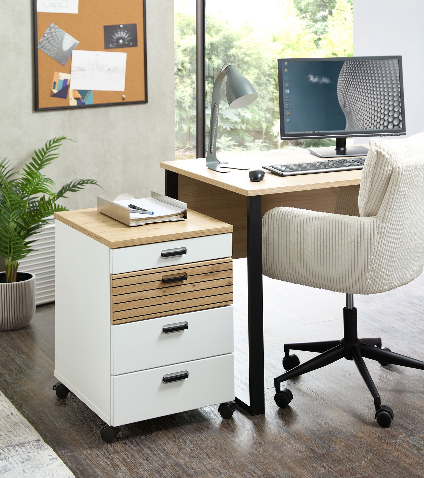 Moderner Rollcontainer mit Holz- und Weiß-Design, seitliche Perspektive, neben einem Schreibtisch in einem Büro.