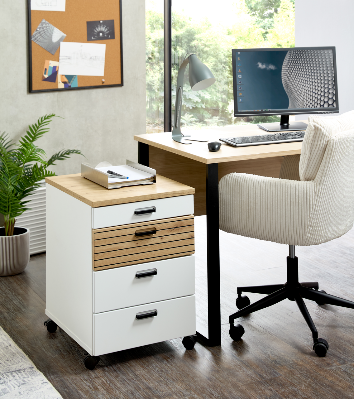 Moderner Rollcontainer mit Holz- und Weiß-Design, seitliche Perspektive, neben einem Schreibtisch in einem Büro.