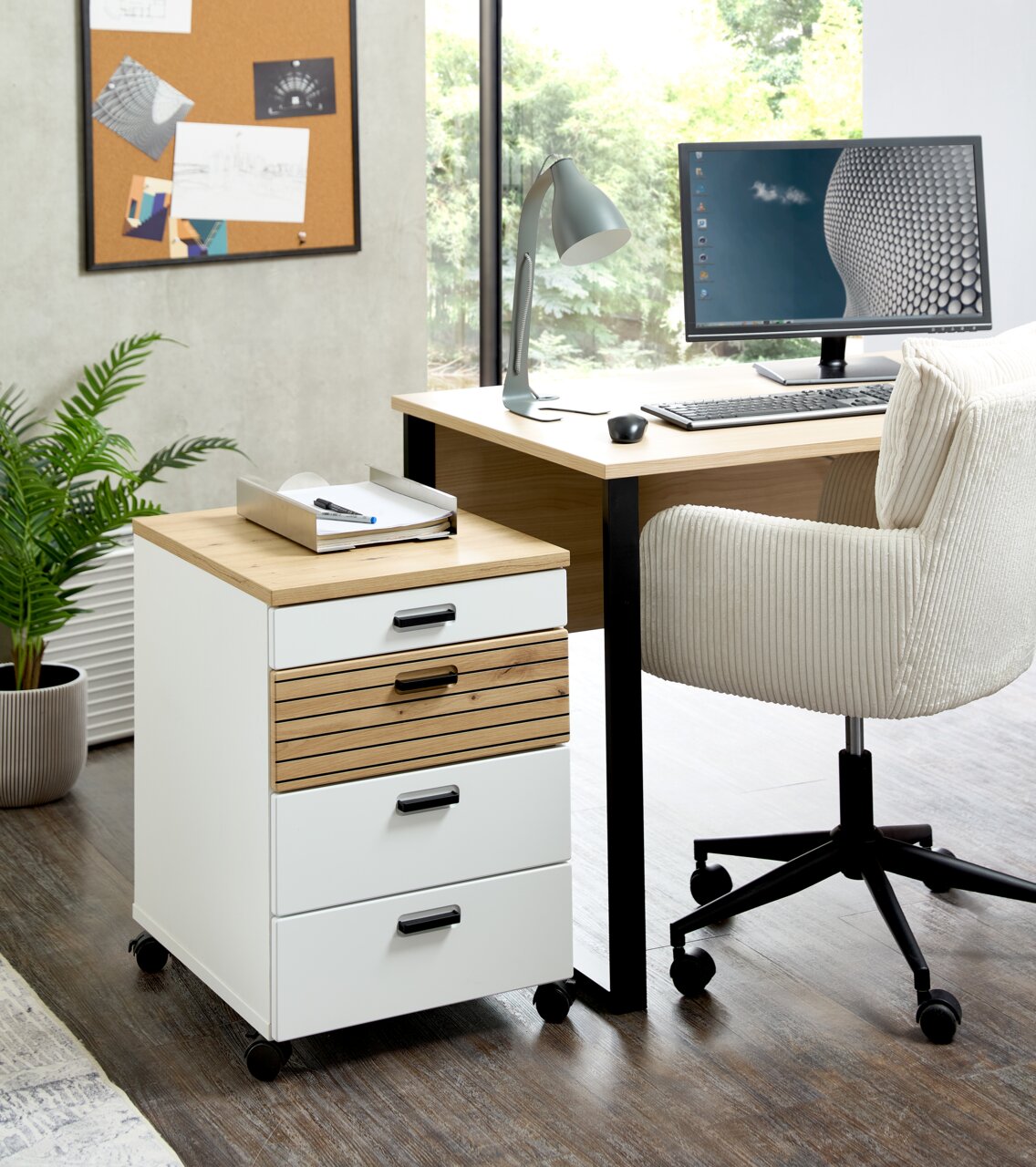 Moderner Rollcontainer mit Holz- und Weiß-Design, seitliche Perspektive, neben einem Schreibtisch in einem Büro.