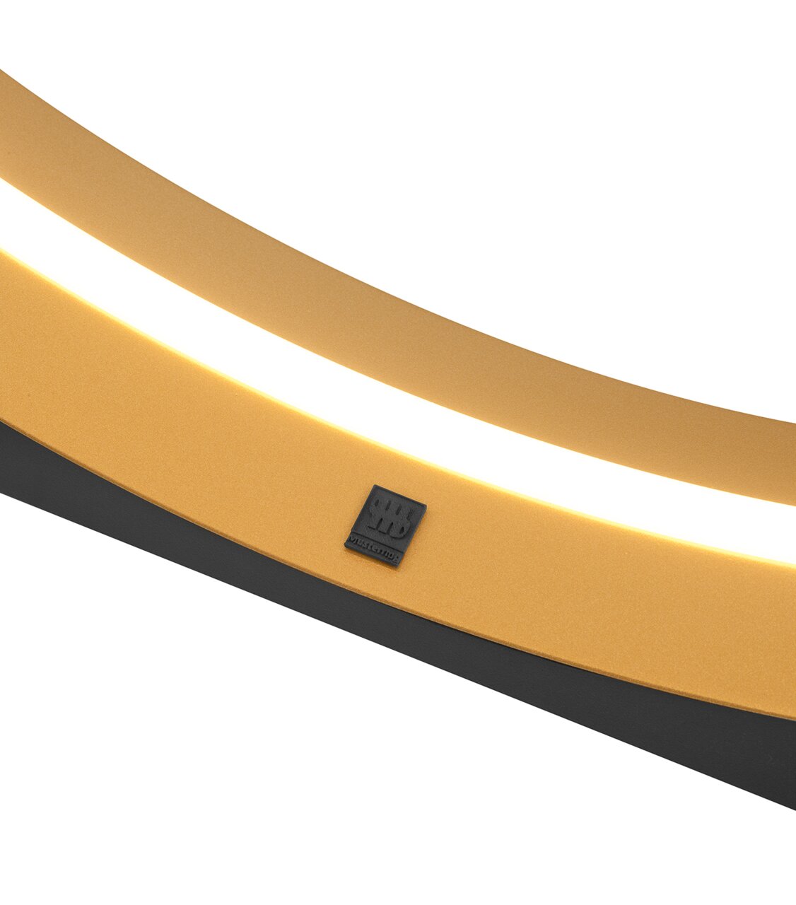 Close-up van de staande lamp LOOP met een gebogen, goudkleurig ontwerp en een verlichte ledstrip.