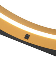 Close-up van de staande lamp LOOP met een gebogen, goudkleurig ontwerp en een verlichte ledstrip.