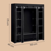 Schwarzer Stoff-Kleiderschrank mit Stoffrolltüren und mehreren Ablagefächern, Maße ca. 150 x 45 x 175 cm, Ansicht schräg von vorne (Front-/Seitenperspektive).