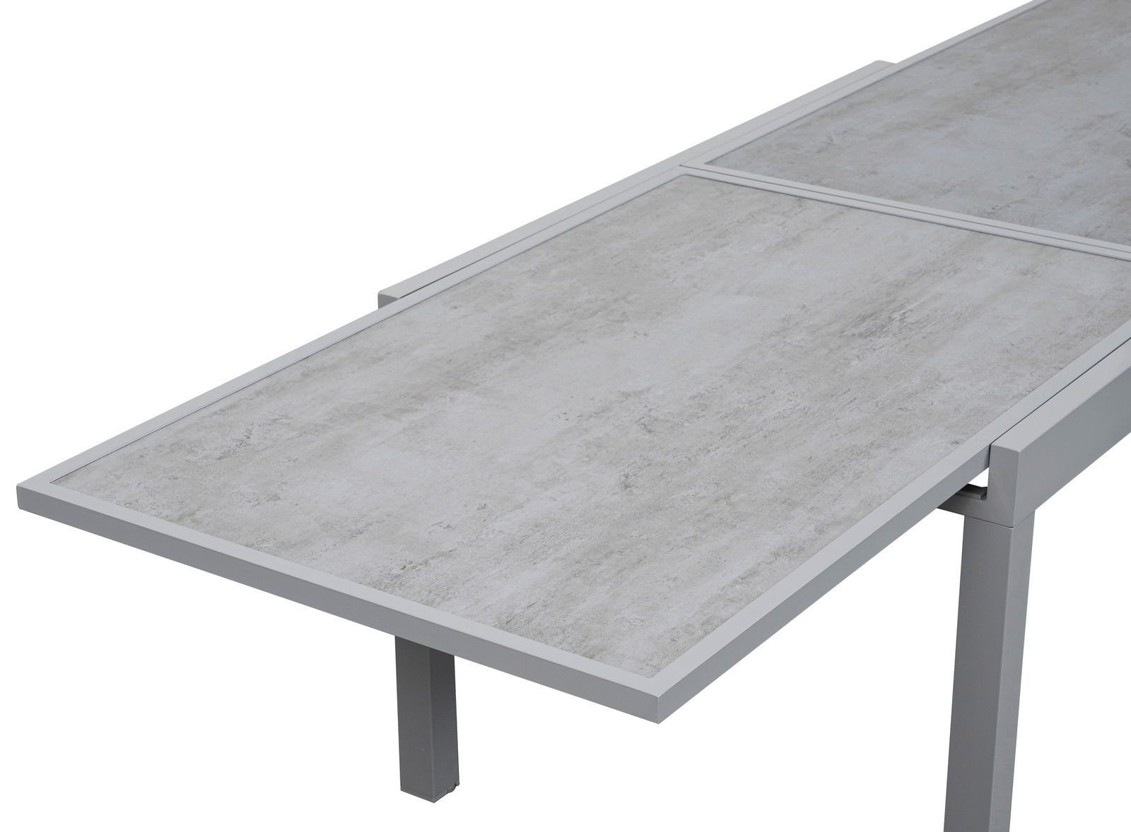 Moderner Gartentisch mit grauer Steinoptik, seitliche Perspektive