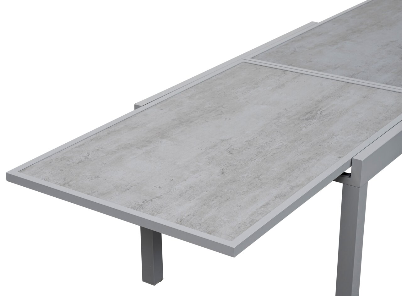 Moderner Gartentisch mit grauer Steinoptik, seitliche Perspektive