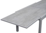 Moderner Gartentisch mit grauer Steinoptik, seitliche Perspektive