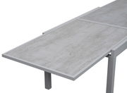 Moderner Gartentisch mit grauer Steinoptik, seitliche Perspektive