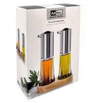Verpackung des Menage Crystal Öl- und Essigspenders von AdHoc, Vorderansicht mit zwei Spendern in einem Holzständer.
