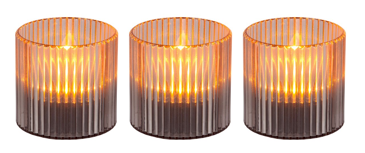 Drei zylindrische Solarleuchten mit geriffeltem Glasdesign, die warmes Licht ausstrahlen, aus der Frontalperspektive.