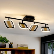 Moderne LED-Deckenleuchte mit vier rechteckigen Strahlern, Holz- und Metallelemente, Perspektive von unten.