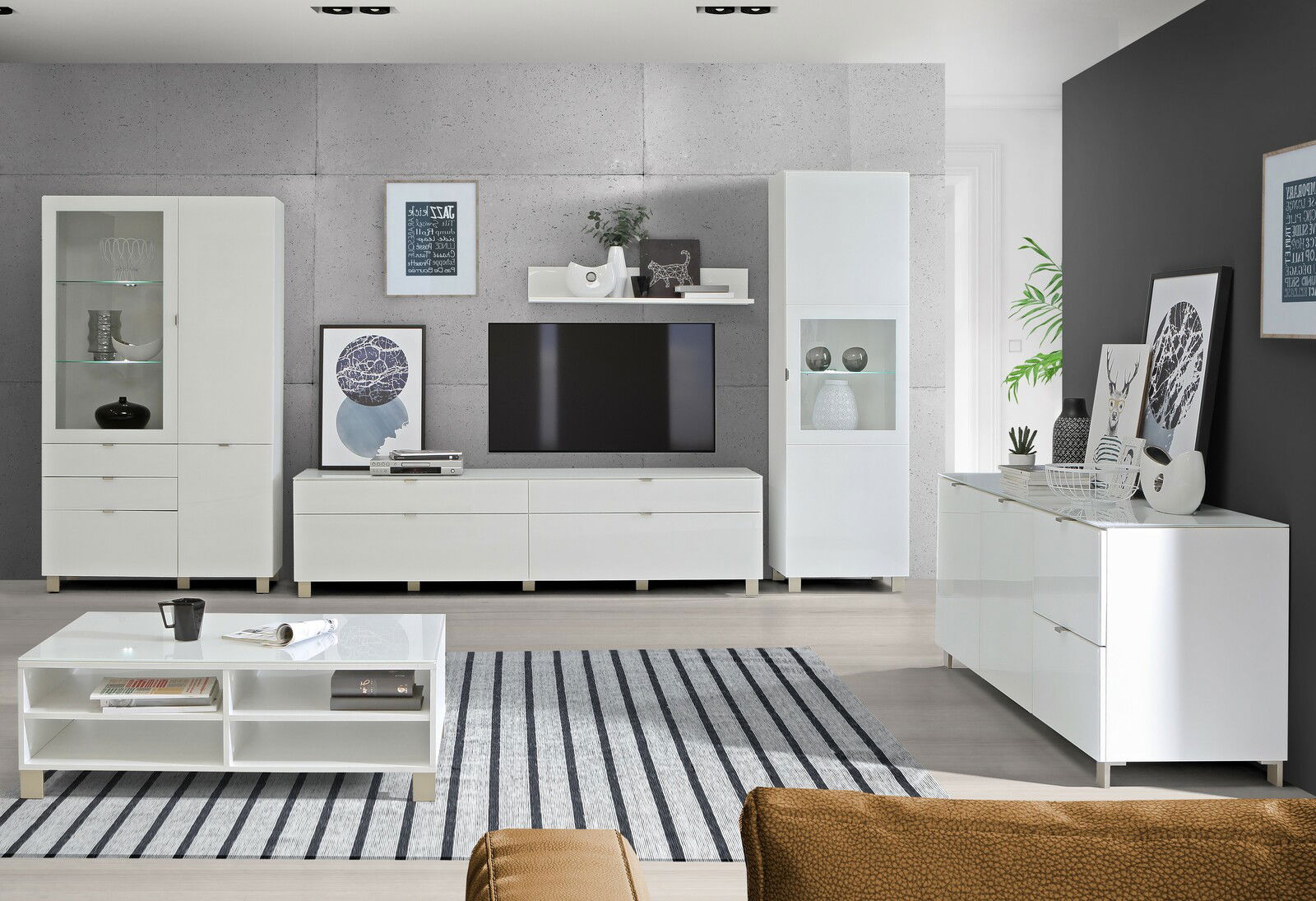 Hom´in Sideboard POOLE Modernes Wohnzimmer mit weißem Sideboard und Kommode, frontal und seitlich betrachtet, umgeben von stilvollen Dekorationen und einem großen Fernseher.