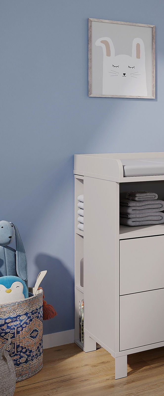 Weißes Unterstell-Wandregal mit Handtüchern und Spielzeug, seitliche Perspektive