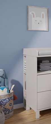 Weißes Unterstell-Wandregal mit Handtüchern und Spielzeug, seitliche Perspektive